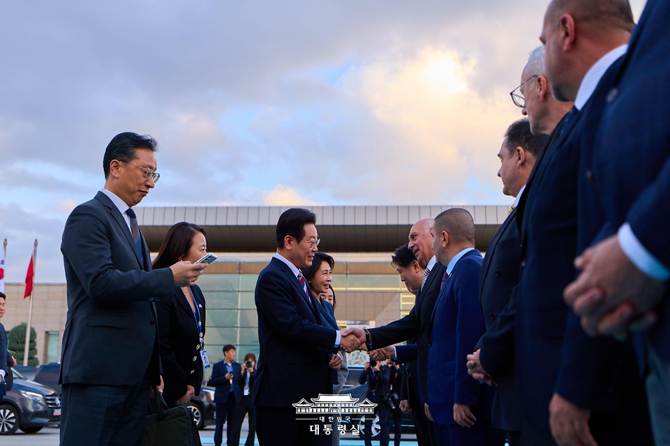 튀르키예 국빈 방문 일정을 마친 이재명 대통령이 25일(현지시간) 앙카라 에센보아 국제공항에서 공군 1호기에 오르기 전 환송인사들과 악수를 하고 있다.