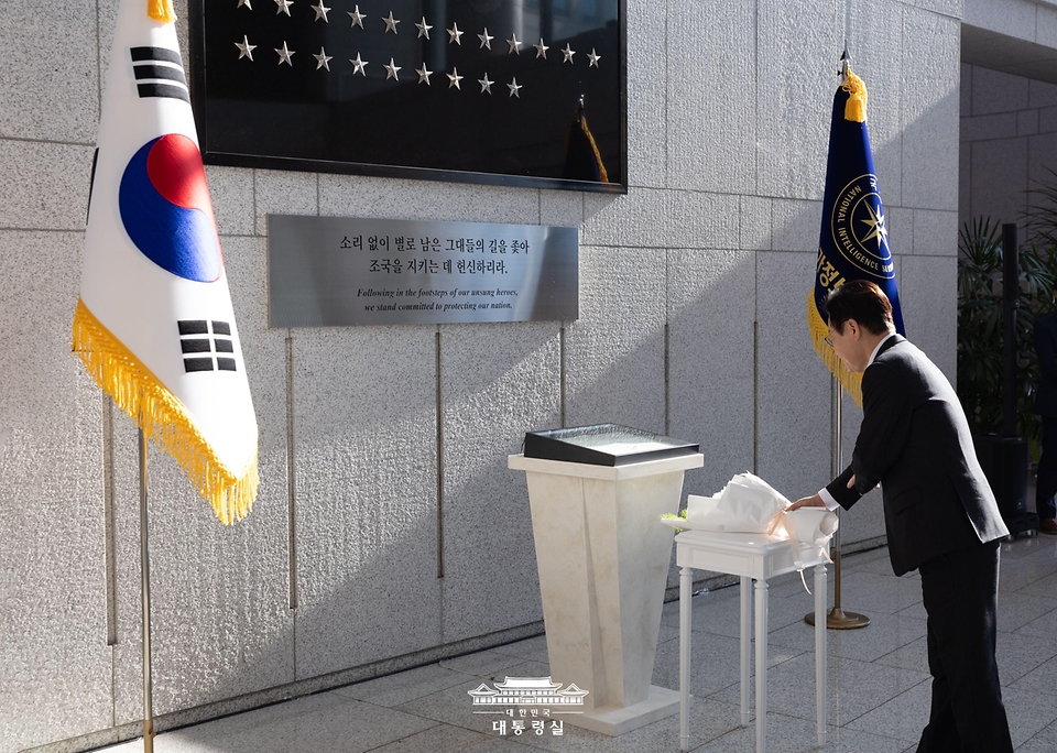 이재명 대통령이 28일 국가정보원을 방문해 '이름 없는 별' 조형물에 헌화하고 있다.