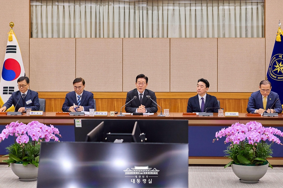 이재명 대통령이 28일 국가정보원에서 열린 업무보고에서 발언하고 있다.