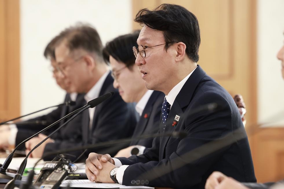 김민석 국무총리가 28일 세종대로 정부서울청사에서 열린 국가첨단전략산업위원회를 주재하고 있다.