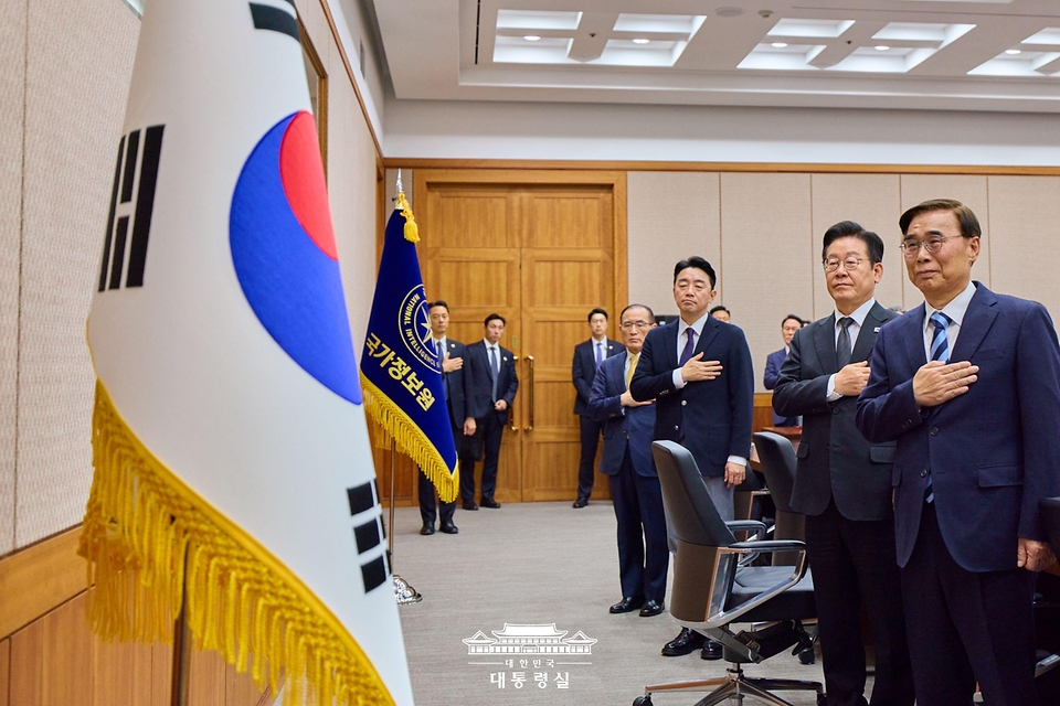 이재명 대통령이 28일 국가정보원에서 열린 업무보고에 앞서 국민의례를 하고 있다. 