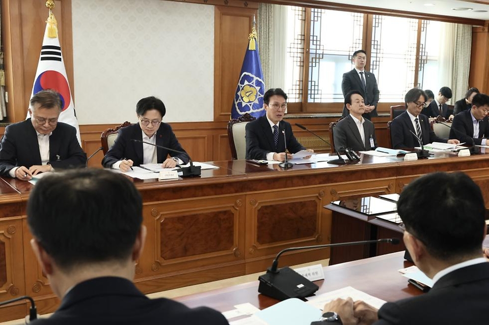 김민석 국무총리가 28일 세종대로 정부서울청사에서 열린 국가첨단전략산업위원회를 주재하고 있다.