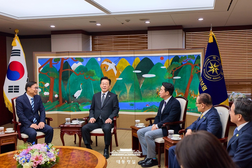 이재명 대통령이 28일 국가정보원을 방문해 이종석 국정원장과 대화하고 있다. 