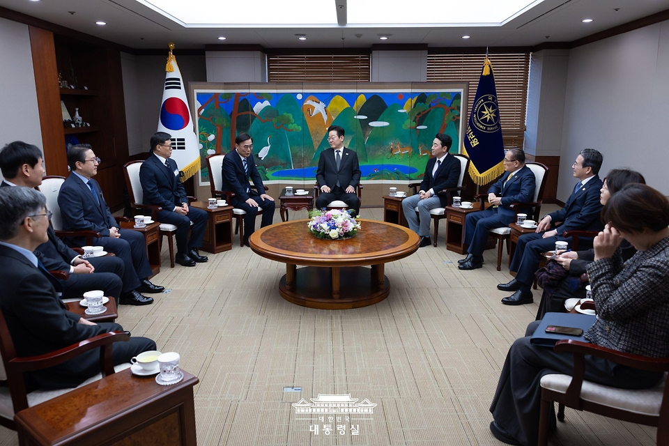 이재명 대통령이 28일 국가정보원을 방문해 이종석 국정원장과 대화하고 있다. 