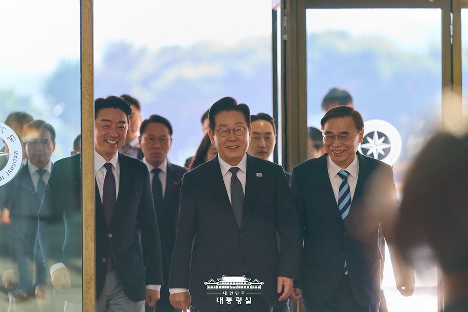 이재명 대통령이 28일 취임 후 처음으로 국가정보원을 방문하고 있다.