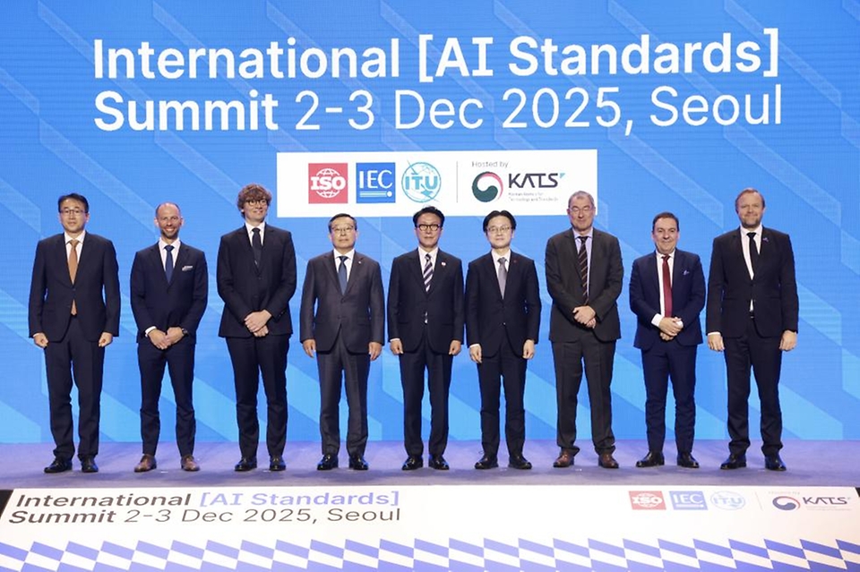 김민석 국무총리가 2일 중구 신라호텔에서 열린 2025 국제 AI 표준 서밋 개회식에 참석, 환영사를 하고 있다.