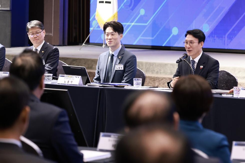 김민석 국무총리가 1일 영등포구 중소기업중앙회 KBIZ홀에서 열린 중소기업 규제합리화 현장대화에서 발언을 하고 있다.