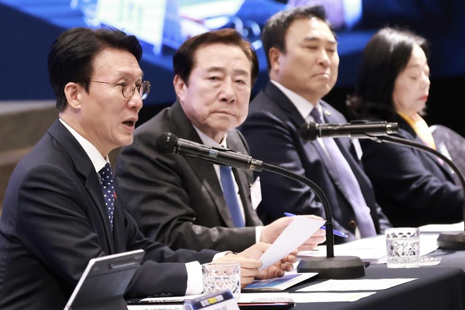 김민석 국무총리가 1일 영등포구 중소기업중앙회 KBIZ홀에서 열린 중소기업 규제합리화 현장대화에서 발언을 하고 있다.