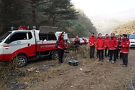 김인호 산림청장이 2025년 11월 21일 강원도 인제군 기린면 산불현장에서 산불진화대원을 격려하고 있다.