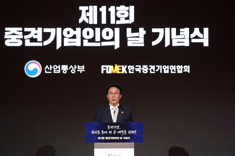 김민석 국무총리가 1일 서울 롯데호텔에서 열린 제11회 중견기업인의 날 기념식에서 축사 및 기념 퍼포먼스를 하고 있다.