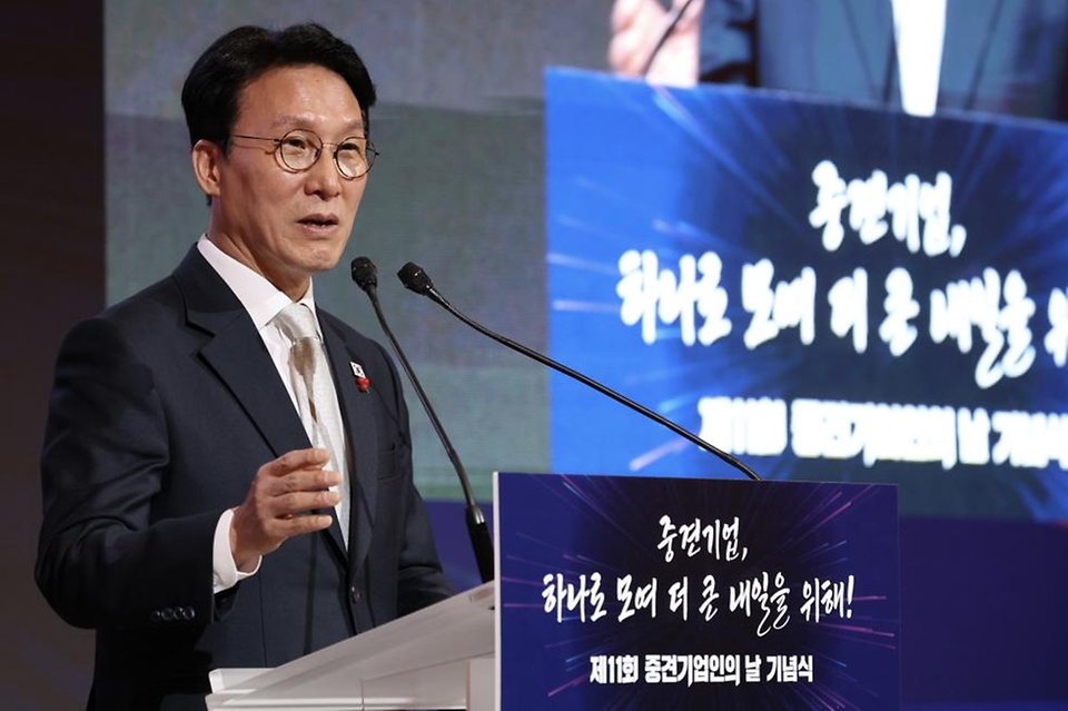 김민석 국무총리가 1일 서울 롯데호텔에서 열린 제11회 중견기업인의 날 기념식에서 축사 및 기념 퍼포먼스를 하고 있다.