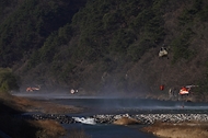 김인호 산림청장이 2025년 11월 21일 강원도 인제군 기린면 산불현장에서 산불진화대원을 격려하고 있다.