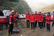 김인호 산림청장이 2025년 11월 21일 강원도 인제군 기린면 산불현장에서 산불진화대원을 격려하고 있다.