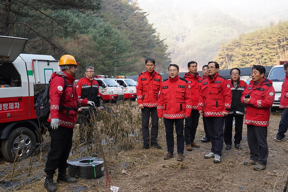 김인호 산림청장이 2025년 11월 21일 강원도 인제군 기린면 산불현장에서 산불진화대원을 격려하고 있다.
