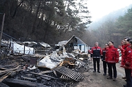 김인호 산림청장이 2025년 11월 21일 강원도 인제군 기린면 산불현장에서 산불진화대원을 격려하고 있다.