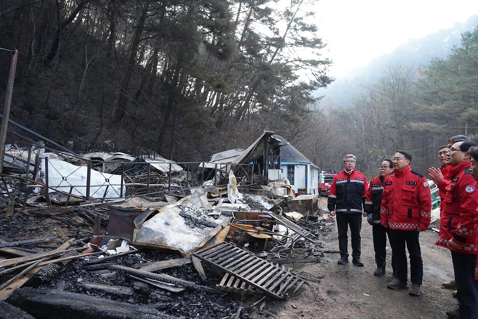 김인호 산림청장이 2025년 11월 21일 강원도 인제군 기린면 산불현장에서 산불진화대원을 격려하고 있다.