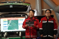 김인호 산림청장이 2025년 11월 21일 강원도 인제군 기린면 산불현장에서 산불진화대원을 격려하고 있다.