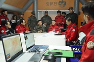 김인호 산림청장이 2025년 11월 21일 강원도 인제군 기린면 산불현장에서 산불진화대원을 격려하고 있다.