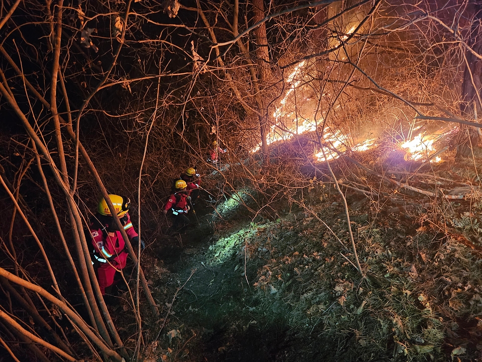 김인호 산림청장이 2025년 11월 21일 강원도 인제군 기린면 산불현장에서 산불진화대원을 격려하고 있다.