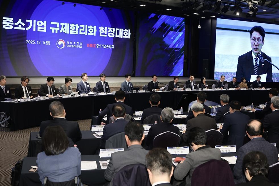 김민석 국무총리가 1일 영등포구 중소기업중앙회 KBIZ홀에서 열린 중소기업 규제합리화 현장대화에서 발언을 하고 있다.