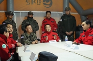 김인호 산림청장이 2025년 11월 21일 강원도 인제군 기린면 산불현장에서 산불진화대원을 격려하고 있다.
