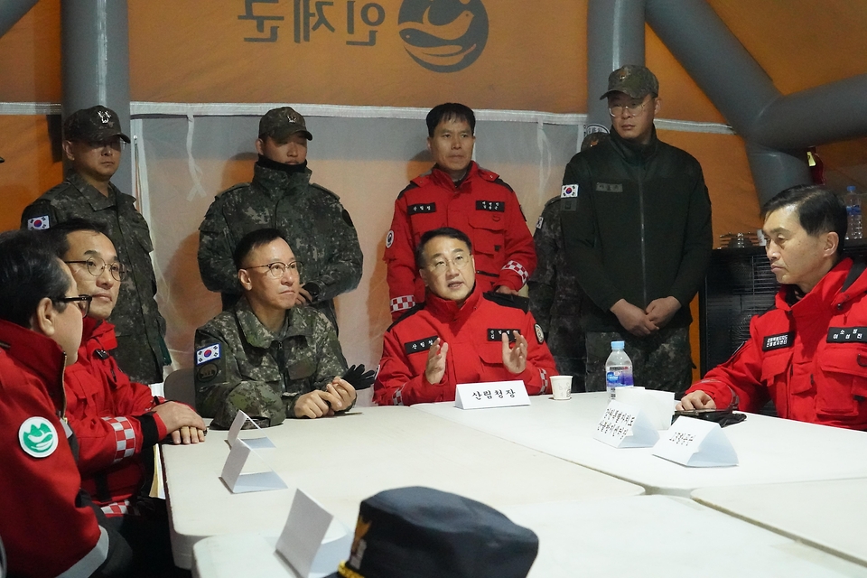 김인호 산림청장이 2025년 11월 21일 강원도 인제군 기린면 산불현장에서 산불진화대원을 격려하고 있다.
