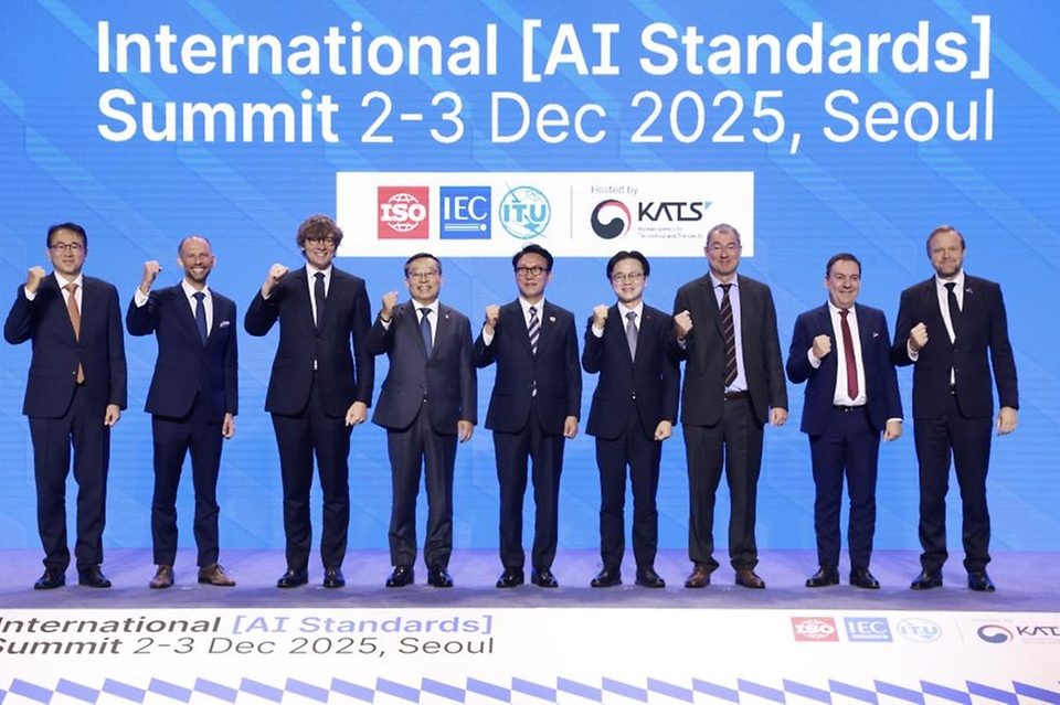 김민석 국무총리가 2일 중구 신라호텔에서 열린 2025 국제 AI 표준 서밋 개회식에 참석, 환영사를 하고 있다.