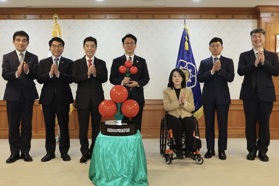 김민석 국무총리가 2일 세종대로 정부서울청사에서 열린 사랑의 열매 전달식에서 사회복지공동모금회 모금함에 성금을 기부를 하고 있다.