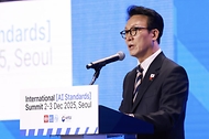 김민석 국무총리가 2일 중구 신라호텔에서 열린 2025 국제 AI 표준 서밋 개회식에 참석, 환영사를 하고 있다.