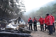 김인호 산림청장이 2025년 11월 21일 강원도 인제군 기린면 산불현장에서 산불진화대원을 격려하고 있다.