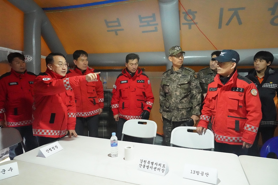 김인호 산림청장이 2025년 11월 21일 강원도 인제군 기린면 산불현장에서 산불진화대원을 격려하고 있다.