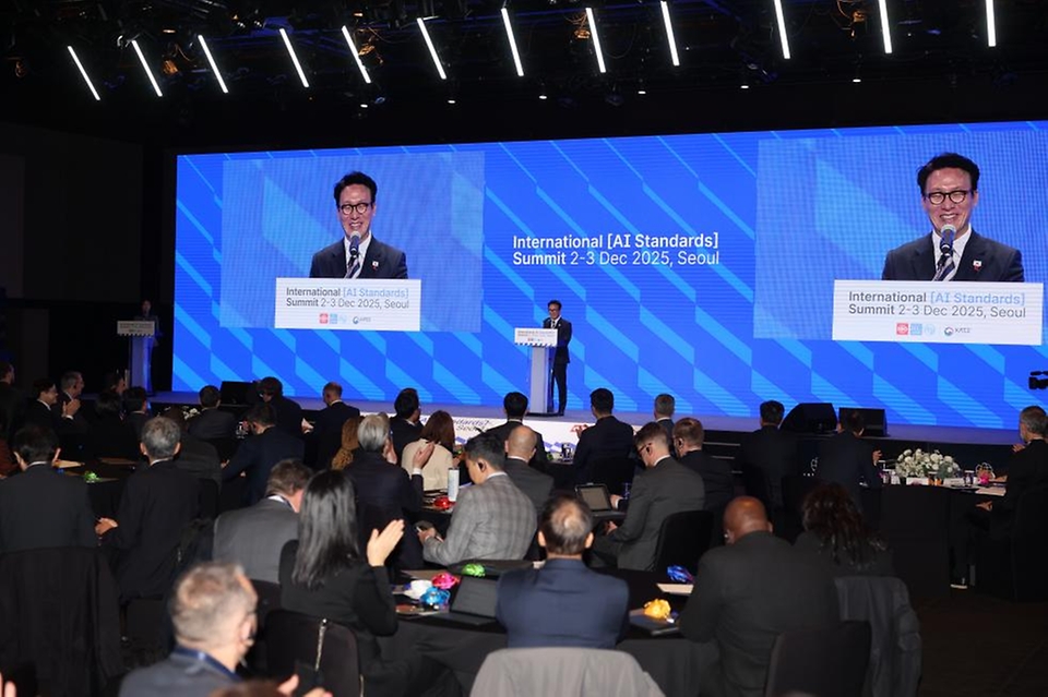 김민석 국무총리가 2일 중구 신라호텔에서 열린 2025 국제 AI 표준 서밋 개회식에 참석, 환영사를 하고 있다.