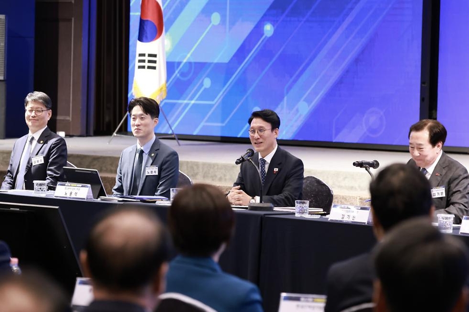 김민석 국무총리가 1일 영등포구 중소기업중앙회 KBIZ홀에서 열린 중소기업 규제합리화 현장대화에서 발언을 하고 있다.