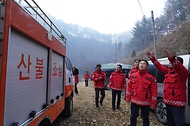 김인호 산림청장이 2025년 11월 21일 강원도 인제군 기린면 산불현장에서 산불진화대원을 격려하고 있다.