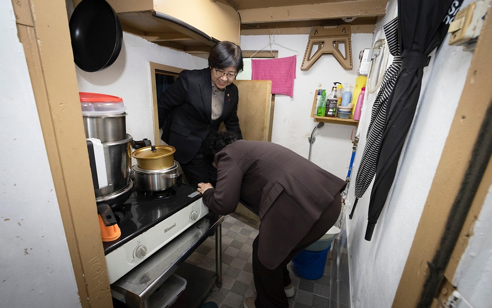 정은경 보건복지부 장관은 11월 28일, 서울시 용산구에 있는 서울역 쪽방상담소를 방문하여 겨울철 대비 쪽방촌 지원 상황과 쪽방 주민 안부를 확인하고, 쪽방 주민 수요를 고려해 생필품을 지원하는 '온기 창고'를 방문하여 시설 운영 현황을 살펴보았다.