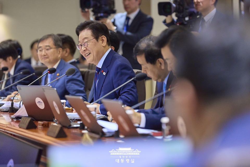 이재명 대통령이 2일 서울 용산 대통령실 청사에서 열린 국무회의에서 발언하고 있다. 