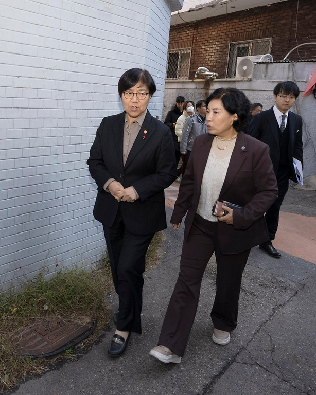 정은경 보건복지부 장관은 11월 28일, 서울시 용산구에 있는 서울역 쪽방상담소를 방문하여 겨울철 대비 쪽방촌 지원 상황과 쪽방 주민 안부를 확인하고, 쪽방 주민 수요를 고려해 생필품을 지원하는 '온기 창고'를 방문하여 시설 운영 현황을 살펴보았다.