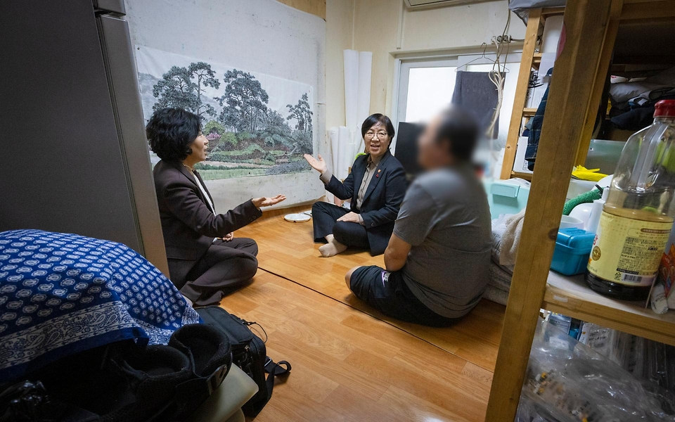 정은경 보건복지부 장관은 11월 28일, 서울시 용산구에 있는 서울역 쪽방상담소를 방문하여 겨울철 대비 쪽방촌 지원 상황과 쪽방 주민 안부를 확인하고, 쪽방 주민 수요를 고려해 생필품을 지원하는 '온기 창고'를 방문하여 시설 운영 현황을 살펴보았다.
