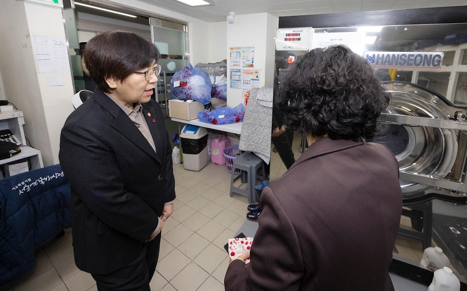 정은경 보건복지부 장관은 11월 28일, 서울시 용산구에 있는 서울역 쪽방상담소를 방문하여 겨울철 대비 쪽방촌 지원 상황과 쪽방 주민 안부를 확인하고, 쪽방 주민 수요를 고려해 생필품을 지원하는 '온기 창고'를 방문하여 시설 운영 현황을 살펴보았다.