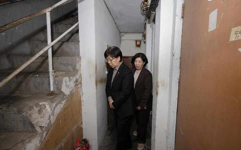 정은경 보건복지부 장관은 11월 28일, 서울시 용산구에 있는 서울역 쪽방상담소를 방문하여 겨울철 대비 쪽방촌 지원 상황과 쪽방 주민 안부를 확인하고, 쪽방 주민 수요를 고려해 생필품을 지원하는 '온기 창고'를 방문하여 시설 운영 현황을 살펴보았다.