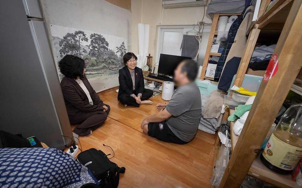 정은경 보건복지부 장관은 11월 28일, 서울시 용산구에 있는 서울역 쪽방상담소를 방문하여 겨울철 대비 쪽방촌 지원 상황과 쪽방 주민 안부를 확인하고, 쪽방 주민 수요를 고려해 생필품을 지원하는 '온기 창고'를 방문하여 시설 운영 현황을 살펴보았다.