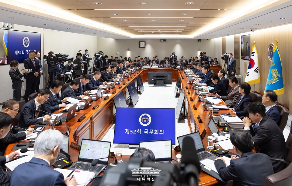이재명 대통령이 2일 서울 용산 대통령실 청사에서 열린 국무회의를 주재하고 있다. 