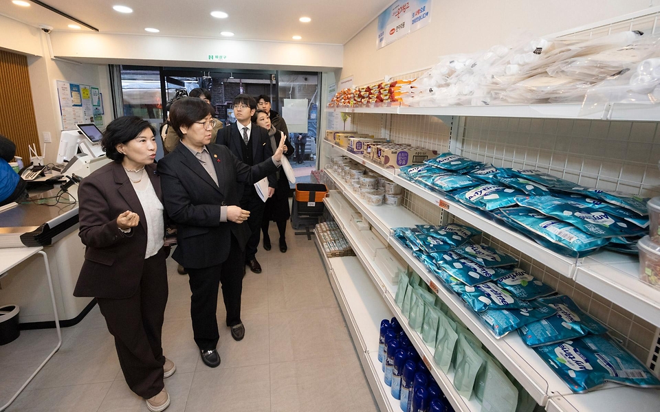 정은경 보건복지부 장관은 11월 28일, 서울시 용산구에 있는 서울역 쪽방상담소를 방문하여 겨울철 대비 쪽방촌 지원 상황과 쪽방 주민 안부를 확인하고, 쪽방 주민 수요를 고려해 생필품을 지원하는 '온기 창고'를 방문하여 시설 운영 현황을 살펴보았다.