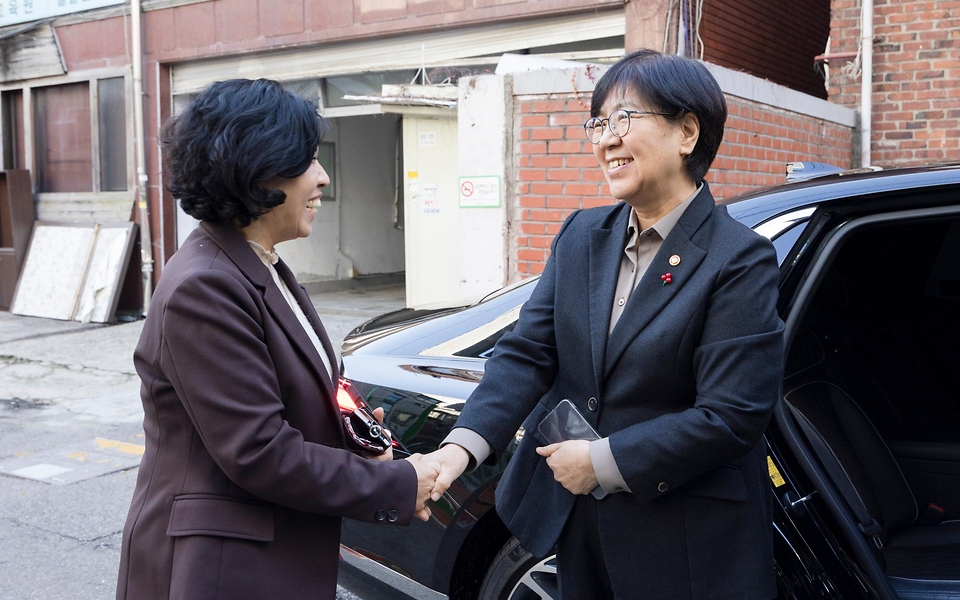 정은경 보건복지부 장관은 11월 28일, 서울시 용산구에 있는 서울역 쪽방상담소를 방문하여 겨울철 대비 쪽방촌 지원 상황과 쪽방 주민 안부를 확인하고, 쪽방 주민 수요를 고려해 생필품을 지원하는 '온기 창고'를 방문하여 시설 운영 현황을 살펴보았다.