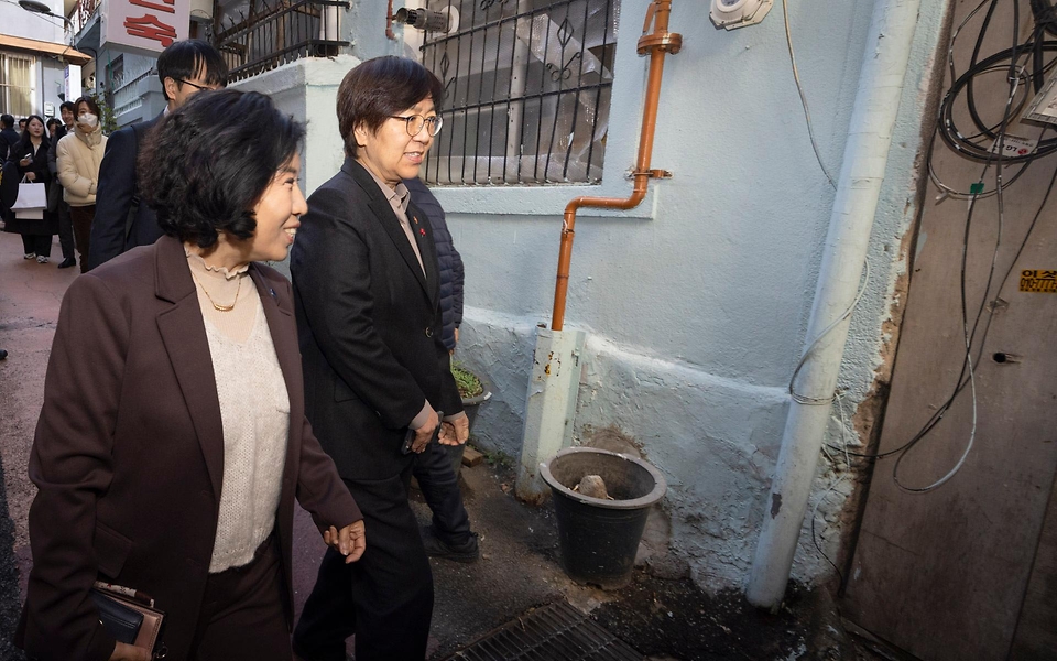정은경 보건복지부 장관은 11월 28일, 서울시 용산구에 있는 서울역 쪽방상담소를 방문하여 겨울철 대비 쪽방촌 지원 상황과 쪽방 주민 안부를 확인하고, 쪽방 주민 수요를 고려해 생필품을 지원하는 '온기 창고'를 방문하여 시설 운영 현황을 살펴보았다.