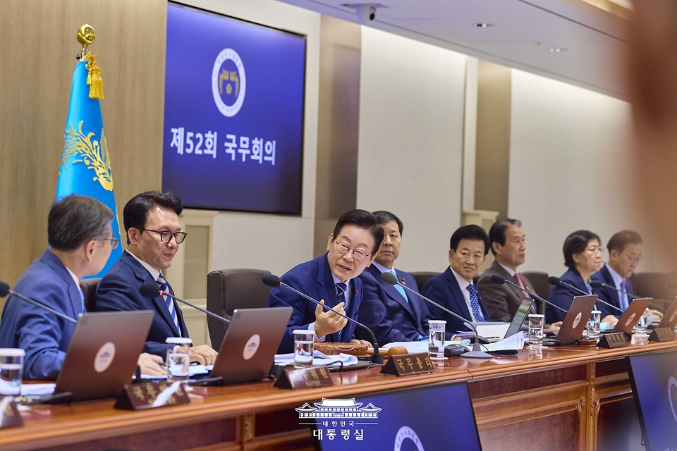 이재명 대통령이 2일 서울 용산 대통령실 청사에서 열린 국무회의에서 발언하고 있다.