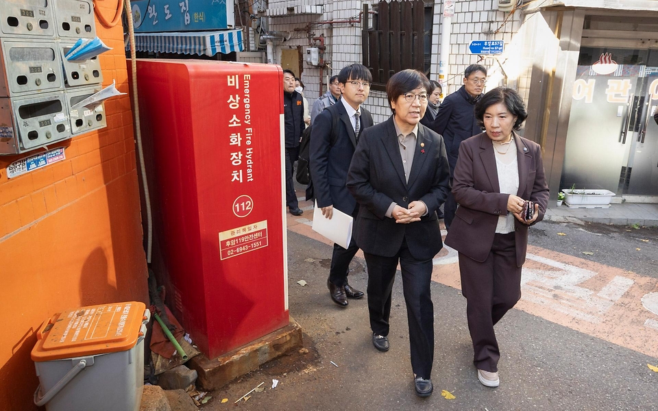 정은경 보건복지부 장관은 11월 28일, 서울시 용산구에 있는 서울역 쪽방상담소를 방문하여 겨울철 대비 쪽방촌 지원 상황과 쪽방 주민 안부를 확인하고, 쪽방 주민 수요를 고려해 생필품을 지원하는 '온기 창고'를 방문하여 시설 운영 현황을 살펴보았다.