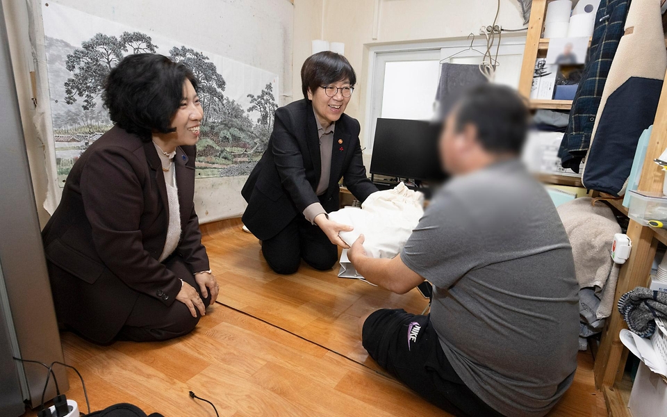 정은경 보건복지부 장관은 11월 28일, 서울시 용산구에 있는 서울역 쪽방상담소를 방문하여 겨울철 대비 쪽방촌 지원 상황과 쪽방 주민 안부를 확인하고, 쪽방 주민 수요를 고려해 생필품을 지원하는 '온기 창고'를 방문하여 시설 운영 현황을 살펴보았다.