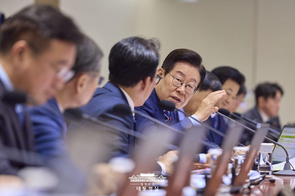 이재명 대통령이 2일 서울 용산 대통령실 청사에서 열린 국무회의에서 발언하고 있다.