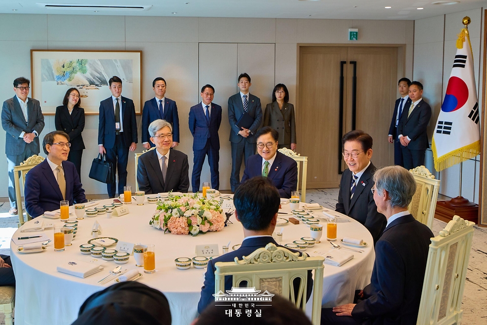 이재명 대통령이 3일 서울 용산 대통령실 청사에서 열린 5부 요인 초청 오찬에서 발언하고 있다. 